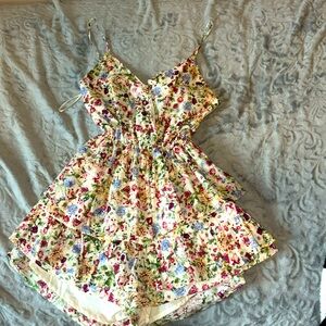 Medium floral romper! DO + BE brand. Runs small!